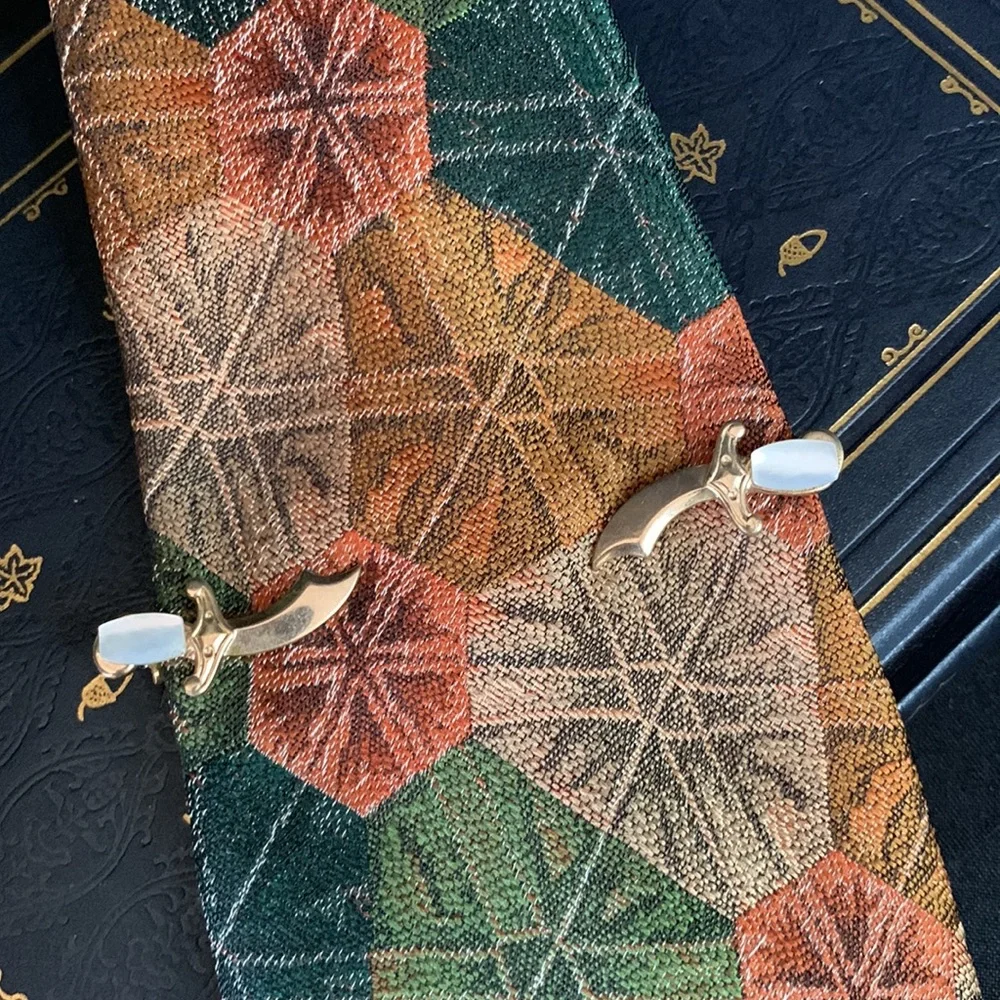 Vintage gold tone metal SLICK tie clip with Mother of Pearl daggers / knives - Picture 6 of 13